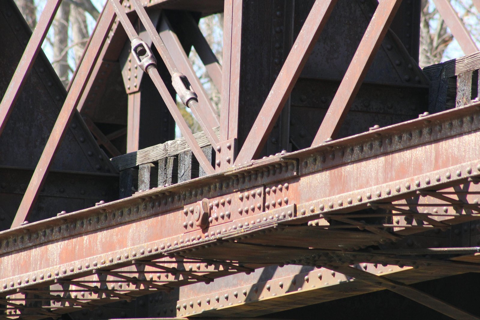 Lower connection